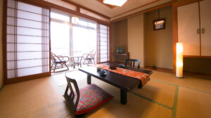 Habitación de tatami con mesa baja y cojines en el suelo