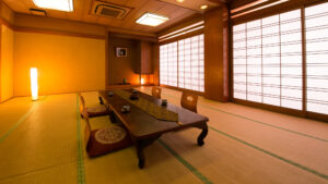 Habitación de tatami con mesa baja y cojines de suelo