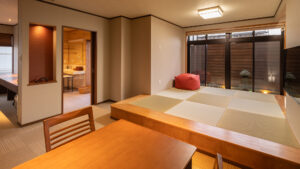 Zona de estar de tatami con mesa junto a la entrada de la habitación