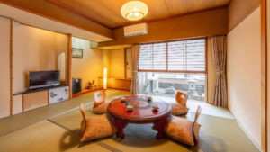 Tatamizimmer mit niedrigem Rundtisch und Sitzkissen auf dem Boden