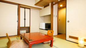 Tatami-Zimmer mit niedrigem Tisch und Bodenstühlen