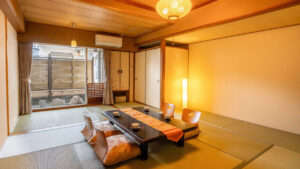 Tatami-Zimmer mit niedrigem Tisch und Bodenstühlen