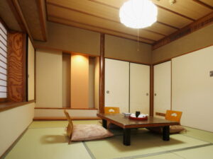 Tatami-Zimmer mit niedrigem Tisch und Bodenkissen