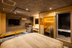 Letto in camera con sauna e zona bagno