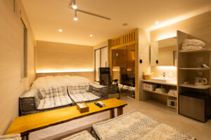 Camera con letto, divano, lavabo e scaffalature