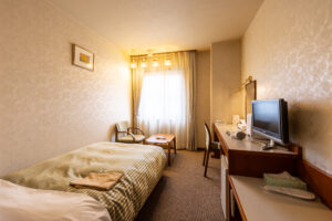 Letto singolo in una camera compatta