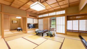 Camera in tatami con tavolo basso e sedie