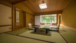 Camera in tatami con tavolo basso e sedie da pavimento