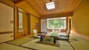 Camera in tatami con tavolo basso e sedie da pavimento