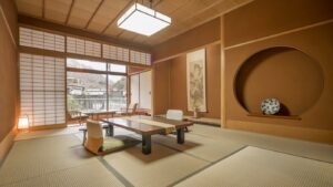 Camera in tatami con tavolo basso e sedie da pavimento