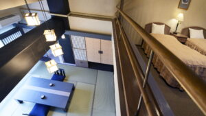 下に畳の座席スペースがあるロフトスタイルのツインルーム