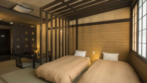 和室の客室にあるベッド2台