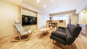 의자, 테이블, 텔레비전이 있는 객실 휴식 공간