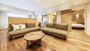 객실 내 원형 테이블이 있는 소파 휴식 공간