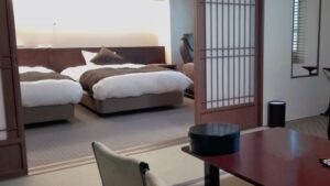 미닫이문 너머 객실의 트윈 침대