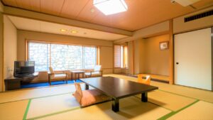 ローテーブルと座椅子のある畳の部屋