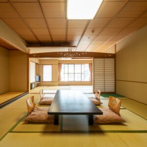 ローテーブルと座布団のある畳の客室