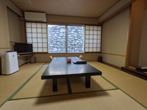 低いテーブルと座卓席のある畳の部屋