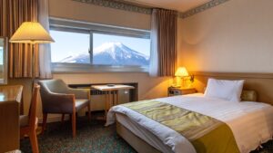 Bett im Gästezimmer mit Blick auf den Fuji