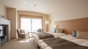 Zwei Einzelbetten neben dem Fenstersitz im Gästezimmer