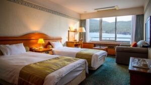 Zwei Einzelbetten in einem Gästezimmer mit Seeblick