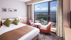 靠窗座位旁的床，可欣赏山景