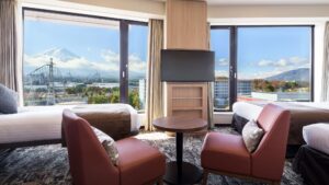 配有床、椅子并可眺望富士山的客房