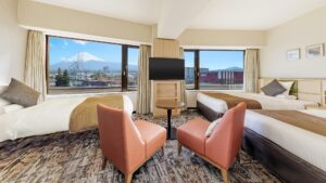 可欣赏富士山景观的客房内的双床和椅子
