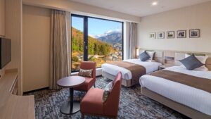 靠窗的双床，窗外可见山景