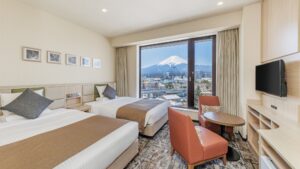 带桌子和富士山景观的客房内双床