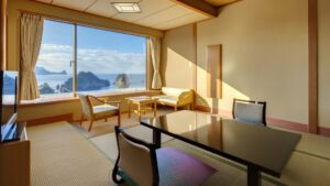 带矮桌、椅子、沙发和海景窗的榻榻米客房