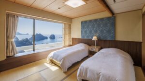 可欣赏海景的榻榻米客房内有两张床。