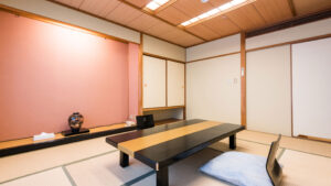 座卓と座椅子のある畳の部屋