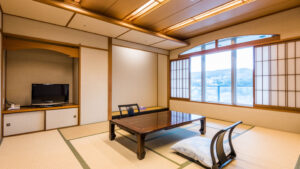 ローテーブルと座椅子のある畳の部屋