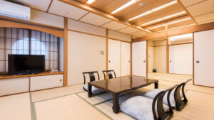 ローテーブルと座椅子のある畳の部屋