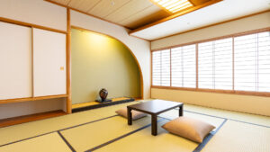 低いテーブルと座布団のある畳の部屋