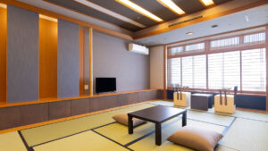 低いテーブルと座布団のある畳の部屋