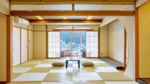 低いテーブルと座布団のある畳の部屋