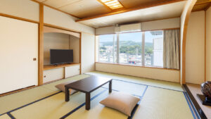 ローテーブルと座布団、窓のある畳の部屋
