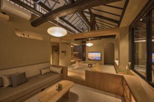 소파와 다다미 좌식 공간이 있는 일본식 객실