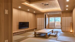 낮은 테이블과 좌식 의자가 있는 다다미 객실