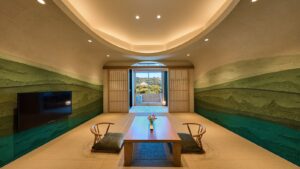 낮은 테이블과 좌식 의자가 있는 다다미 객실