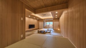 낮은 테이블과 좌식 의자가 있는 다다미방