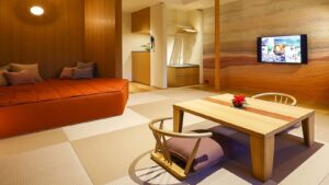 낮은 테이블, 좌식 의자, 소파가 있는 다다미방