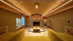 낮은 테이블과 벽난로가 있는 다다미 좌식 공간