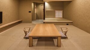 낮은 테이블과 좌식 의자가 있는 다다미 휴식 공간