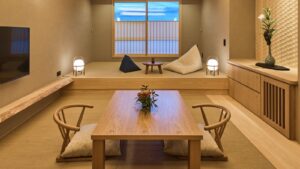낮은 테이블과 방석이 있는 다다미 좌식 공간