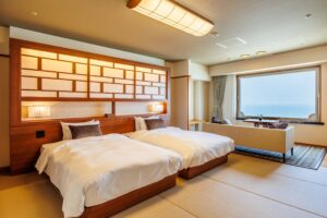Zwei Einzelbetten in einem Gästezimmer im Tatami-Stil