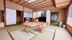 低いテーブルと座椅子のある畳の客室