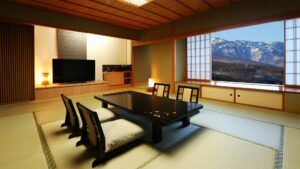 低いテーブルと座椅子のある畳の部屋